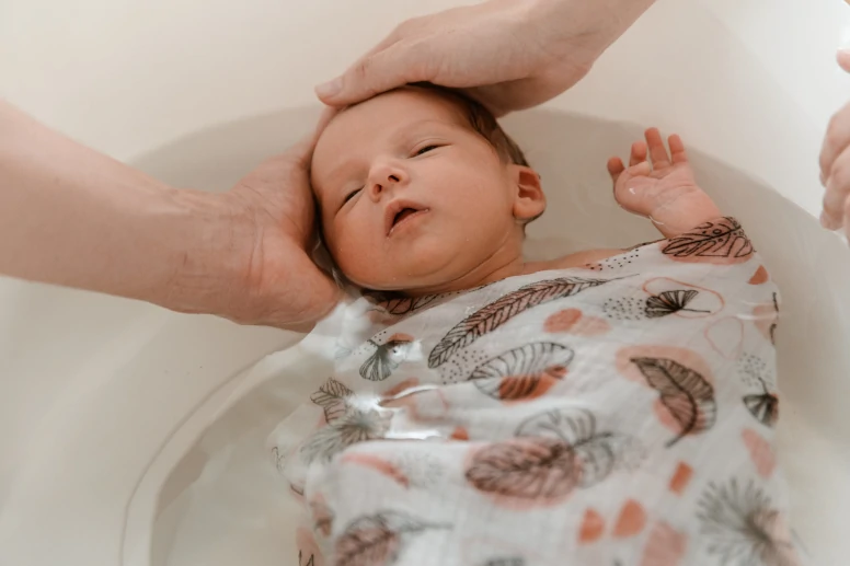 Thérapeutique bain bébé - Mères-veilleuses Émotions Granville